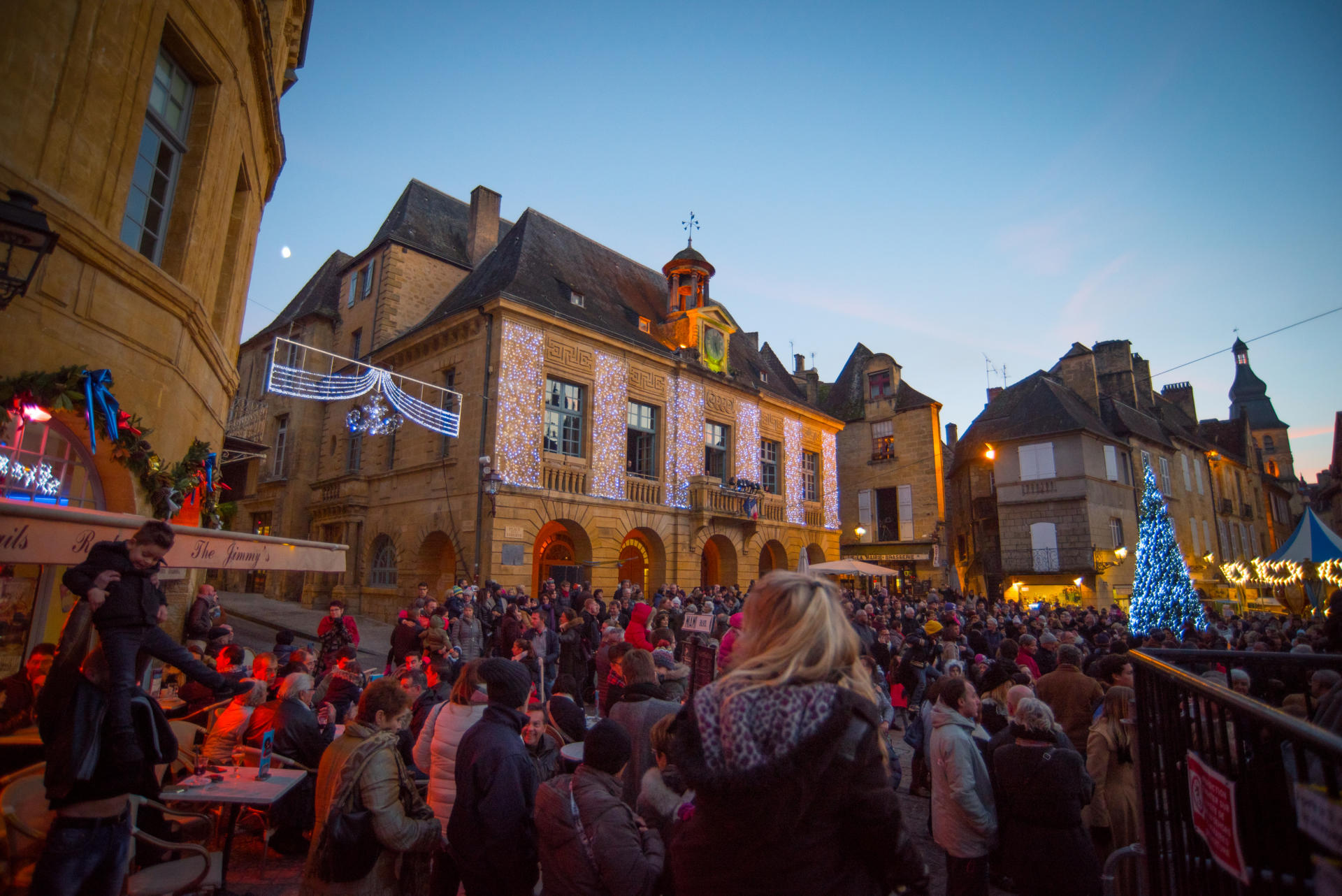 The Christmas market of SarlatlaCanéda illuminations and activities